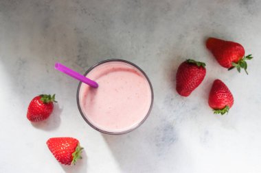 Çilekli içecek, karışık kokteyl, bardakta milkshake, üst manzara..