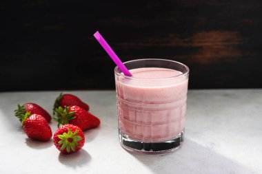 Çilekli içecek, karışık kokteyl, bardakta milkshake..