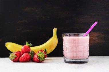 Çilekli ve muzlu içecek, karışık kokteyl, bardakta milkshake..