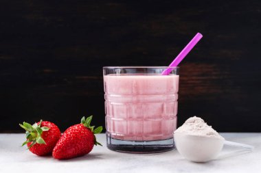 Çilekli içecek, bardakta protein içeceği, süt tozu, karışık kokteyl, milkshake..