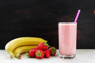 Çilekli ve muzlu içecek, karışık kokteyl, bardakta milkshake..