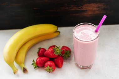 Çilekli ve muzlu içecek, karışık kokteyl, bardakta milkshake..