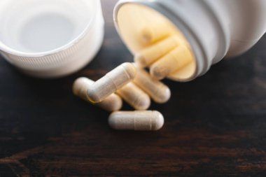 Beyaz ilaç kapsülleri ve ilaç hapları, yakın çekim..