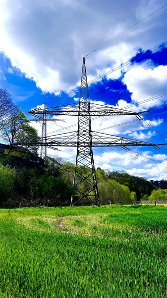 Yazın Elektrik Kulesi Mavi Gökyüzüne Yeşil Çimlere Karşı Kırsal Alan — Stok fotoğraf
