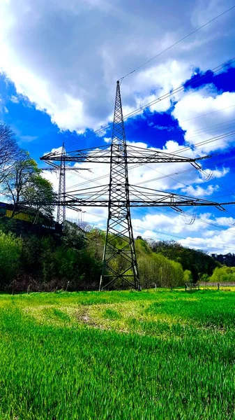 Летний Пейзаж Электрическая Башня Против Голубого Неба Зеленой Травы Сельский — стоковое фото