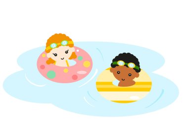 Mutlu çocuklar denizde şişirilebilir bir yüzükle oynuyorlar.