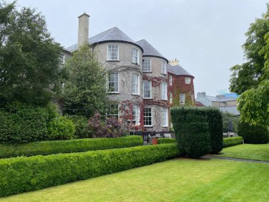 Güzel bahçe ve eski ev