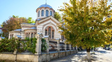 Chisinau, Moldova 'daki Aziz Panteleimon Kilisesi. Dış görünüş ve sararmış ağaçlar.