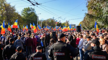CHISINAU, MOLDOVA - Ekim 2022: Şehir merkezinde kitle toplantısı. Bayraklı protestocular, polis