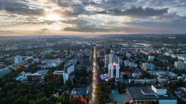 Akşam Chisinau 'nun hava aracı görüntüsü, Moldova. Belediye başkanlığı ve parlamentoyla kent merkezi manzarası, birden fazla bina, yollar, aydınlatma