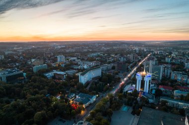 Akşam Chisinau 'nun hava aracı görüntüsü, Moldova. Belediye başkanlığı ve parlamentoyla kent merkezi manzarası, birden fazla bina, yollar, aydınlatma