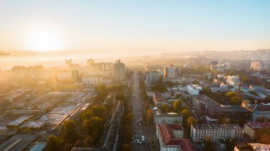 Chisinau 'nun güneş doğarken, Moldova' daki hava aracı görüntüsü. Şehir merkezi sisle kaplı, birden fazla bina, Parlak Güneş