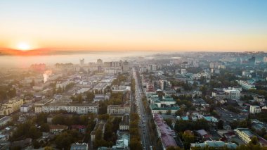 Chisinau 'nun güneş doğarken, Moldova' daki hava aracı görüntüsü. Şehir merkezi sisle kaplı, birden fazla bina, Parlak Güneş