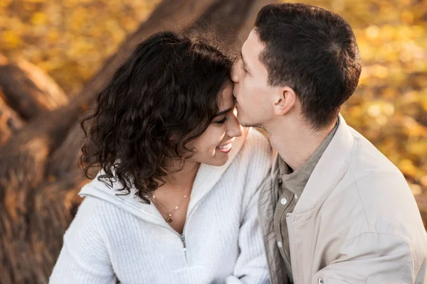 Ένα Ρομαντικό Ζευγάρι Ένα Φθινοπωρινό Πάρκο Άντρας Φιλάει Γυναίκα Του — Φωτογραφία Αρχείου