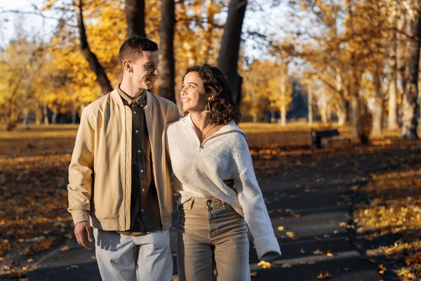 공원에서 로맨틱 커플이지 걸으면서 서로를바라보고 가을의 분위기 누르스름 나무와 주위에 — 스톡 사진