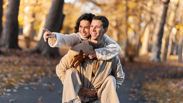 Casal Romântico Num Parque Outono Homem Carregando Sua Mulher Suas — Fotografia de Stock