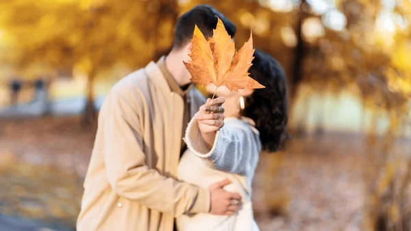 Sonbahar Parkında Romantik Bir Çift Kadın Yüzlerini Sarı Bir Yaprakla — Stok fotoğraf