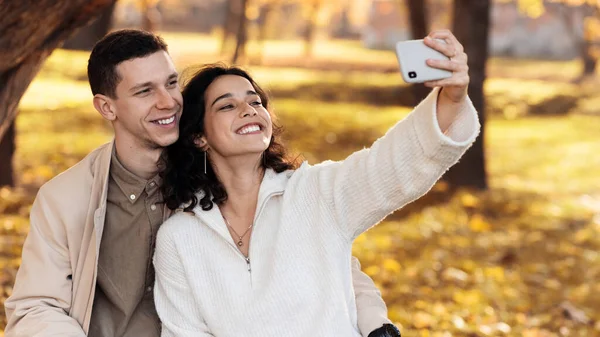 Casal Romântico Num Parque Outono Sorrindo Tirando Selfies Atmosfera Outono — Fotografia de Stock
