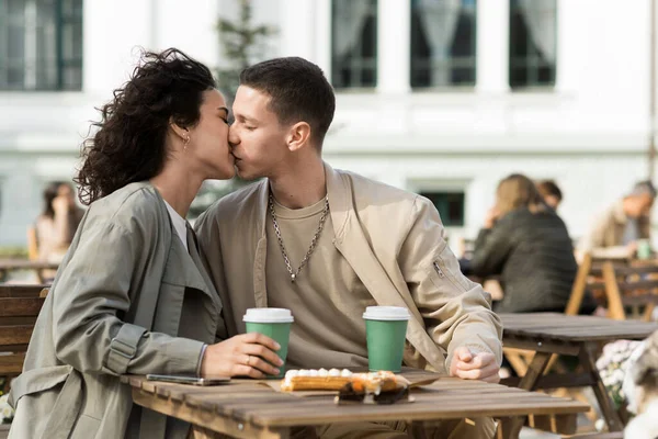Романтична Пара Свіжому Повітрі Біля Кафе Поцілунки Кава Столі Осіння — стокове фото