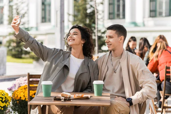 Una Pareja Feliz Aire Libre Cerca Café Tomando Selfie Sonriendo —  Fotos de Stock