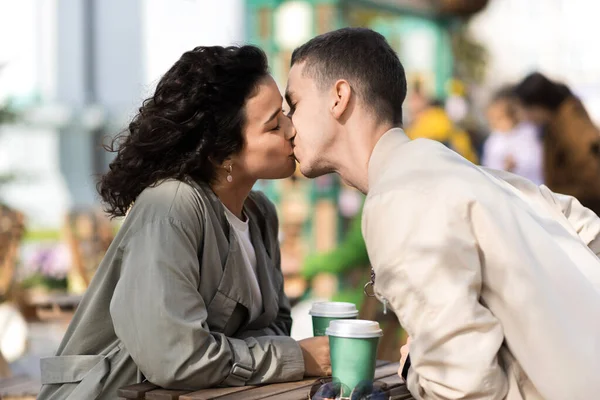 Romantyczna Para Pobliżu Kawiarni Całowanie Kawa Stole Jesienna Atmosfera — Zdjęcie stockowe