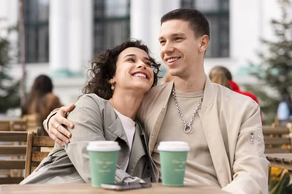 Szczęśliwa Para Pobliżu Kawiarni Przytulanie Się Uśmiech Kawa Stole Jesienna — Zdjęcie stockowe