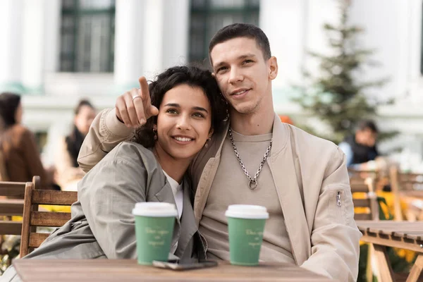 Szczęśliwa Para Pobliżu Kawiarni Przytulanie Rozmowa Kawa Stole Jesienna Atmosfera — Zdjęcie stockowe