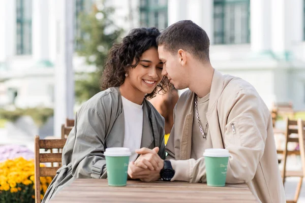 Romantyczna Para Pobliżu Kawiarni Trzymanie Się Ręce Uśmiech Kawa Stole — Zdjęcie stockowe