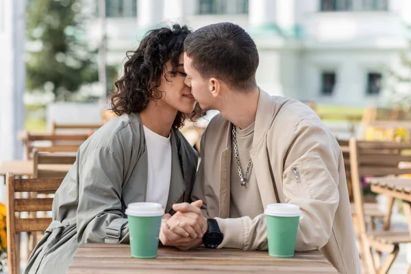 Romantyczna Para Pobliżu Kawiarni Trzymanie Się Ręce Całowanie Kawa Stole — Zdjęcie stockowe