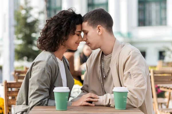 Romantyczna Para Pobliżu Kawiarni Dotykanie Się Uśmiech Kawa Stole Jesienna — Zdjęcie stockowe