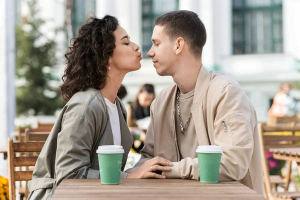 Ένα Ρομαντικό Ζευγάρι Έξω Κοντά Ένα Καφέ Κρατώντας Χέρια Φιλιά — Φωτογραφία Αρχείου