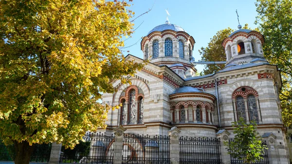 Iglesia San Panteleimón Chisinau Moldavia Fachada Corte Árboles Amarillentos Alrededor — Foto de Stock