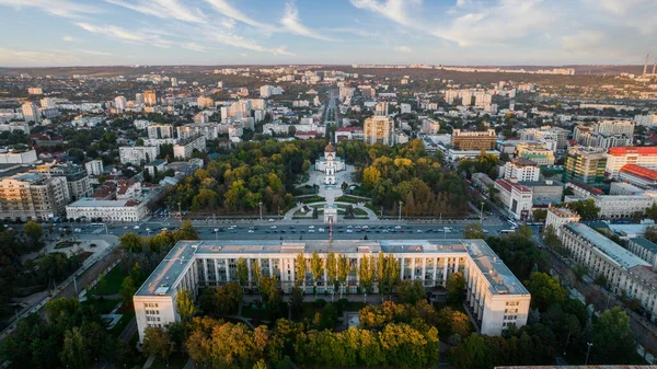 Légi Drón Kilátás Chisinau Belvárosára Naplementekor Moldovában Kilátás Central Park — Stock Fotó
