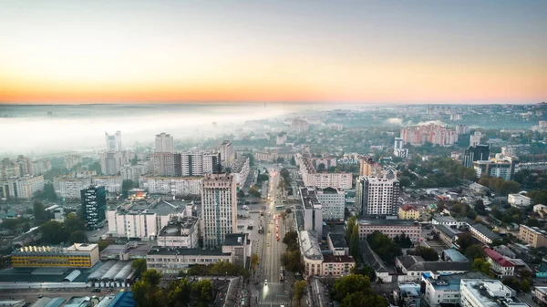 Drohnenaufnahme Von Chisinau Bei Sonnenaufgang Moldawien Blick Auf Die Nebelverhangene — Stockfoto