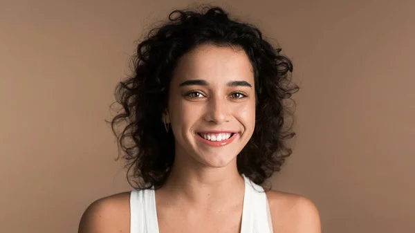 Una Joven Mujer Caucásica Sonriente Con Pelo Rizado Negro Mirando —  Fotos de Stock