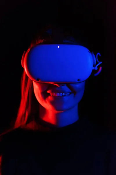 Młoda Kobieta Uśmiechnięta Okularach Oświetlenie Czerwone Niebieskie — Zdjęcie stockowe