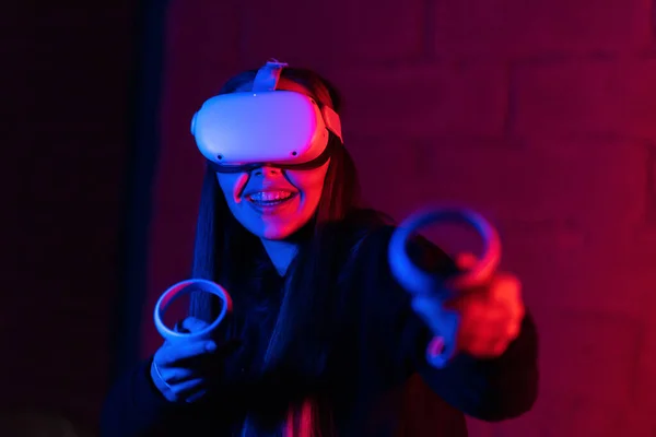 Молода Збуджена Жінка Грає Іграх Використовуючи Окуляри Контролери Червоно Синя — стокове фото