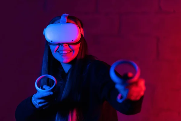 Ung Upphetsad Kvinna Som Spelar Spel Med Hjälp Glasögon Och — Stockfoto
