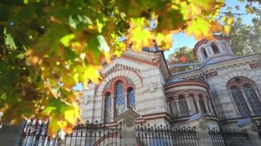 Chisinau, Moldova 'daki Aziz Panteleimon Kilisesi. Dış görünüş ve sararmış ağaçlar.