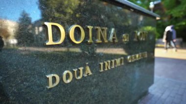 Moldova 'nın Chisinau kentindeki bir meydanda İon ve Doina Aldea-Teodorovici anıtı