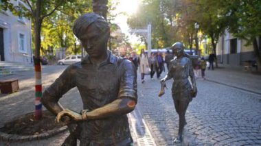 CHISINAU, MOLDOVA - ECTOBER, 2022: Yaya geçidinde birden fazla yürüyen insanla birlikte bir çiftin sanat kurulumu