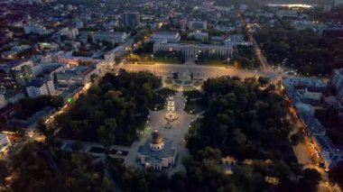 Akşam Chisinau 'nun hava aracı görüntüsü, Moldova. Central Park manzarası, Katedral, Hükümet ve bir sürü yeşillik, binalar, aydınlanma