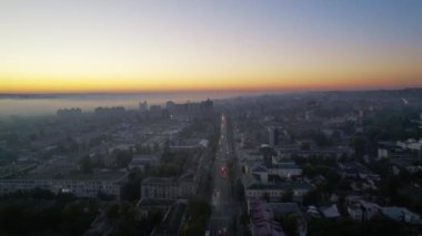 Chisinau 'nun güneş doğarken, Moldova' daki hava aracı görüntüsü. Sis ve birden fazla bina ile kaplı şehir merkezi manzarası