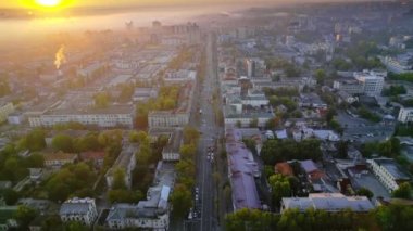 Chisinau 'nun güneş doğarken, Moldova' daki hava aracı görüntüsü. Şehir merkezi sisle kaplı, birden fazla bina, Parlak Güneş