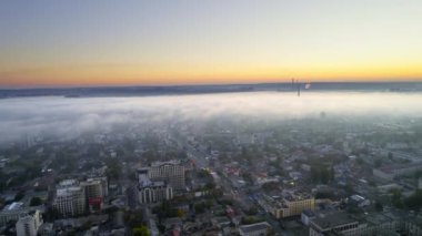 Chisinau 'nun güneş doğarken, Moldova' daki hava aracı görüntüsü. Sis ve birden fazla bina ile kaplı şehir merkezi manzarası
