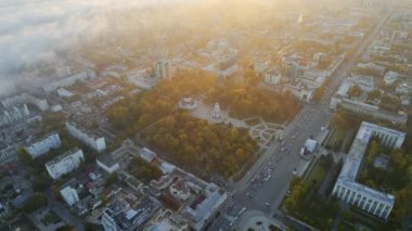 Chisinau 'nun güneş doğarken, Moldova' daki hava aracı görüntüsü. Şehir merkezinin sisle kaplı görüntüsü. Central Park, hükümet binası, birden fazla bina.