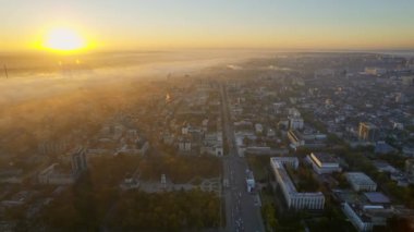 Chisinau 'nun güneş doğarken, Moldova' daki hava aracı görüntüsü. Şehir merkezinin sisle kaplı görüntüsü. Central Park, hükümet binası, birden fazla bina, Parlak Güneş