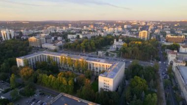 Chisinau 'nun gün batımında Moldova' da hava aracı görüntüsü. Central Park manzarası, Katedral, Hükümet ve bir sürü yeşillik, binalar