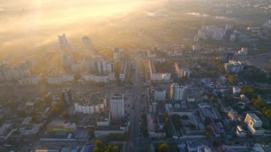 Chisinau 'nun güneş doğarken, Moldova' daki hava aracı görüntüsü. Sis ve birden fazla bina ile kaplı şehir merkezi manzarası