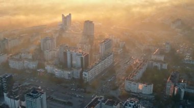 Chisinau 'nun güneş doğarken, Moldova' daki hava aracı görüntüsü. Şehir merkezinin sisle kaplı görüntüsü, birden fazla bina, arabalar